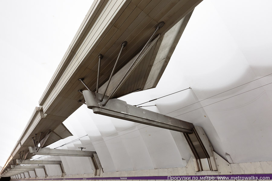 Станция Чкаловская (Фрунзенско-Приморская линия, Санкт-Петербург). Консоль со скрытым закарнизным освещением.