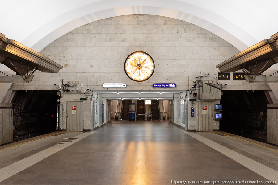 Станция Чкаловская (Фрунзенско-Приморская линия, Санкт-Петербург). Выход в город, эскалаторы начинаются прямо с уровня платформы.