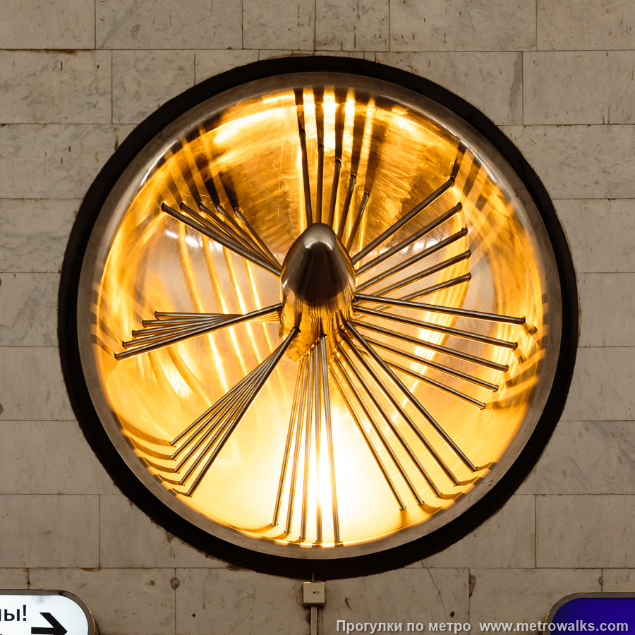 Станция Чкаловская (Фрунзенско-Приморская линия, Санкт-Петербург). Украшение над выходом со станции. Изображает турбину реактивного самолёта. А рыжий натриевый свет в художественной подсветке — зло, изначально его здесь не было.