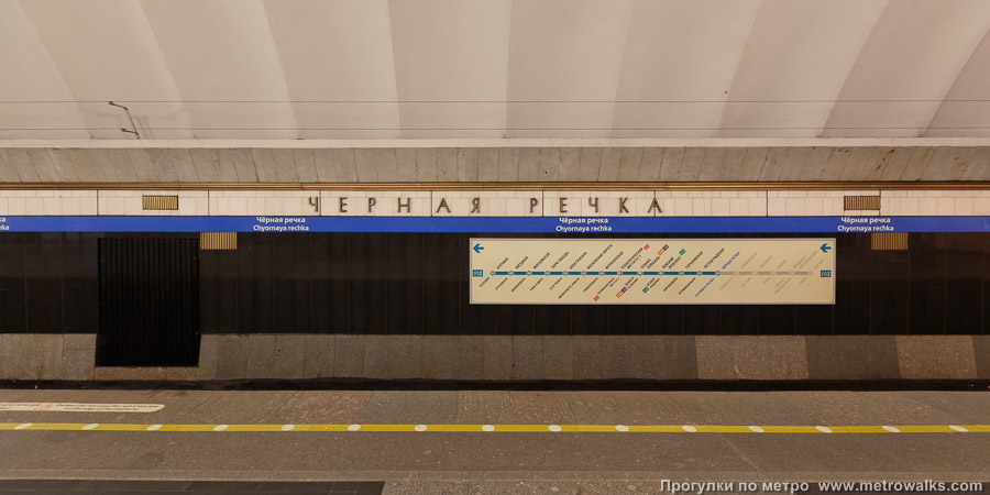Станция Чёрная речка (Московско-Петроградская линия, Санкт-Петербург). Название станции на путевой стене и схема линии.