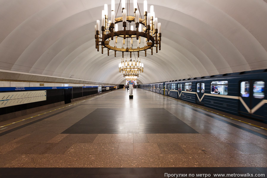 Станция Чёрная речка (Московско-Петроградская линия, Санкт-Петербург). Общий вид по оси станции от глухого торца в сторону выхода. Для оживления картинки — с поездом.