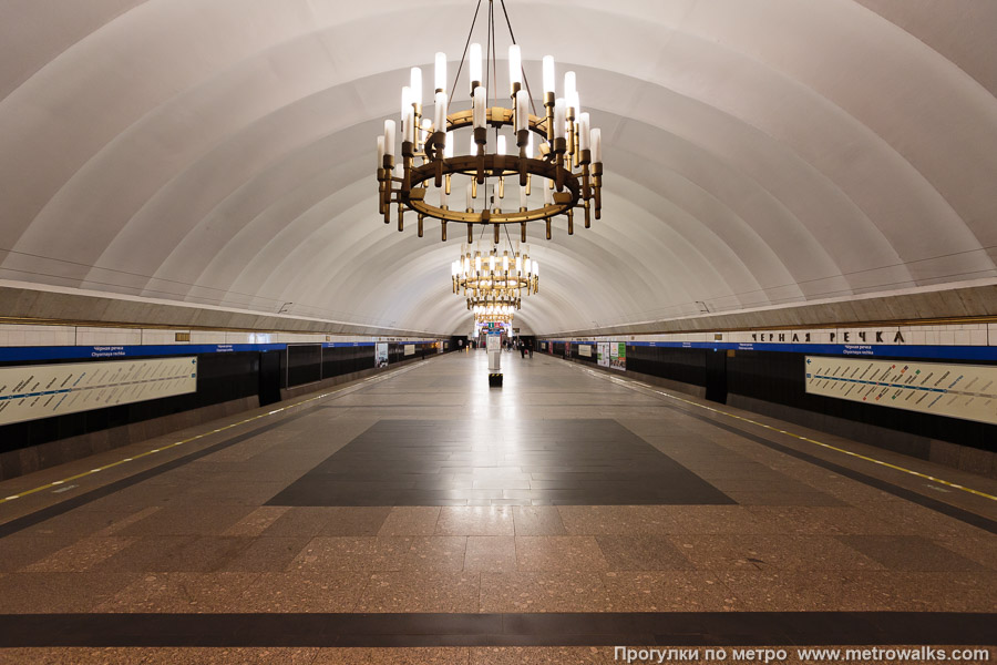 Станция Чёрная речка (Московско-Петроградская линия, Санкт-Петербург). Общий вид по оси станции от глухого торца в сторону выхода.