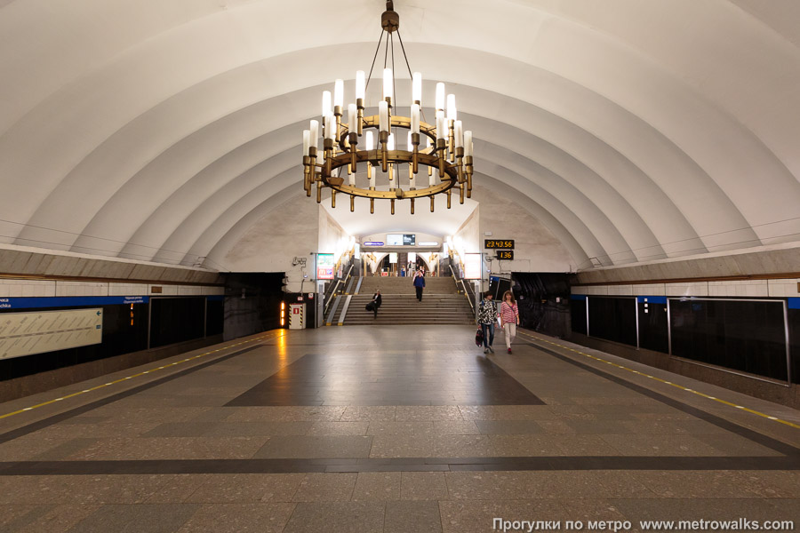 Станция Чёрная речка (Московско-Петроградская линия, Санкт-Петербург). Выход в город, до эскалаторов нужно подняться по небольшой лестнице.