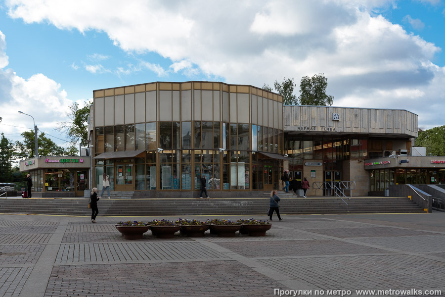 Станция Чёрная речка (Московско-Петроградская линия, Санкт-Петербург). Наземный вестибюль станции. Многочисленные торговые пристройки исказили его первоначальный облик до неузнаваемости.