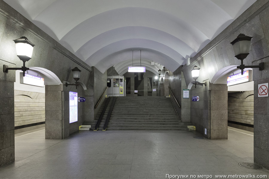 Станция Достоевская (Правобережная линия, Санкт-Петербург). Часть станции около выхода в город. По вечерам и по выходным дням выход закрыт.