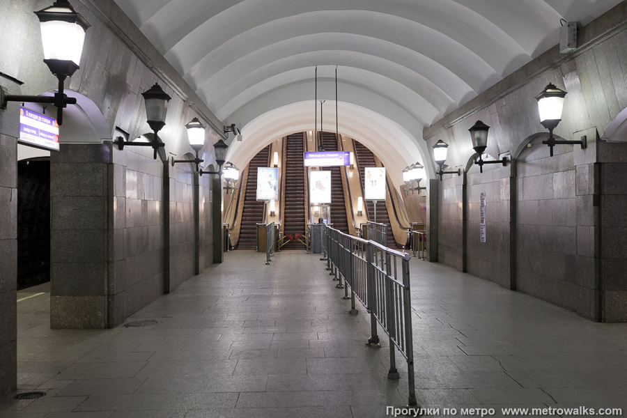 Станция Достоевская (Правобережная линия, Санкт-Петербург). В восточном конце станции — эскалаторы перехода на станцию Владимирскую Кировско-Выборгской линии.