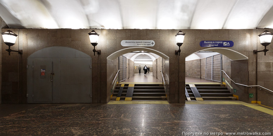 Станция Достоевская (Правобережная линия, Санкт-Петербург). Выход в город, лестница из центрального зала станции в переходный коридор к эскалаторам.