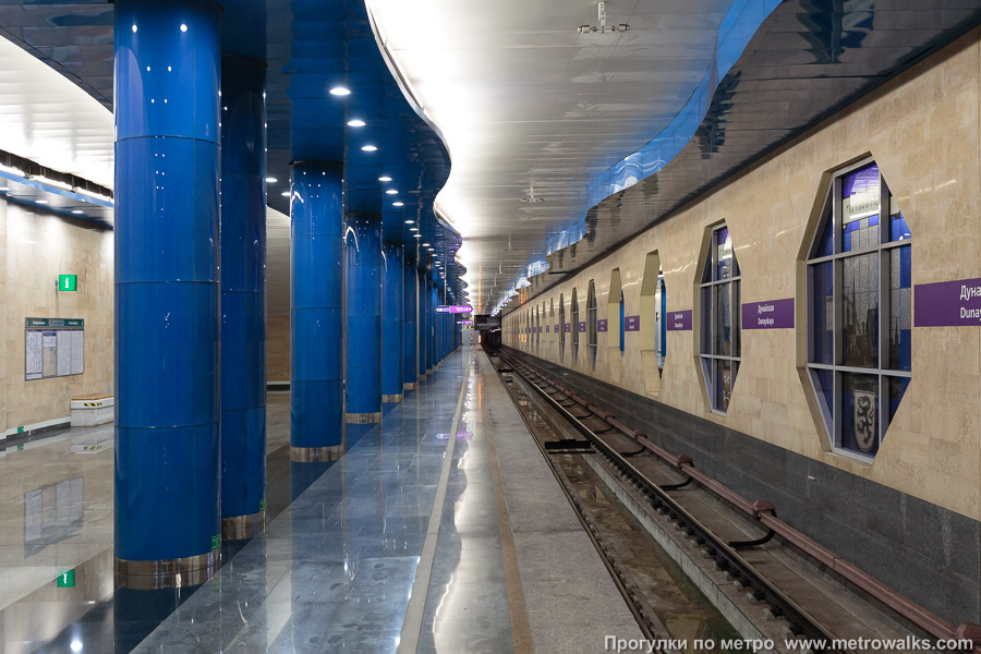 Станция Дунайская (Фрунзенско-Приморская линия, Санкт-Петербург). Продольный вид вдоль края платформы.
