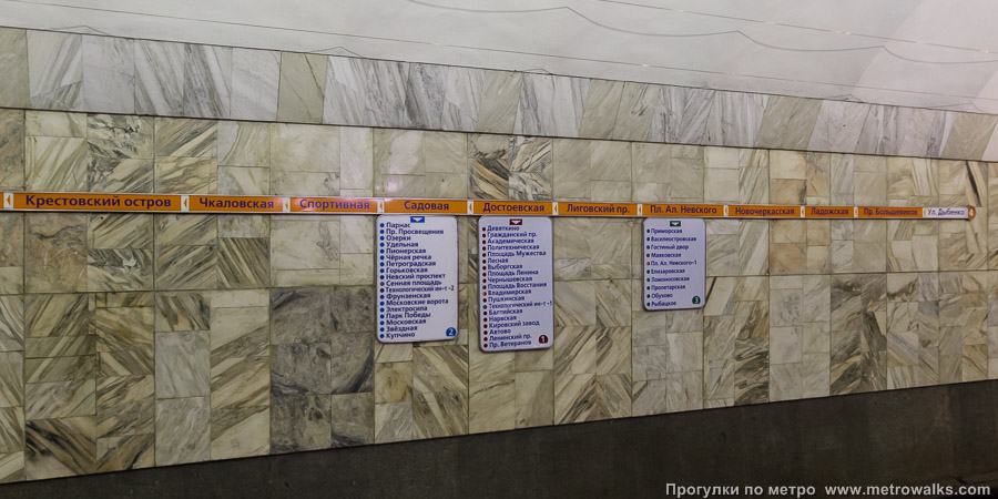 Станция Улица Дыбенко (Правобережная линия, Санкт-Петербург). Схема линии на путевой стене. Историческое фото: до разделения объединённых участков 4-й и 5-й линий.