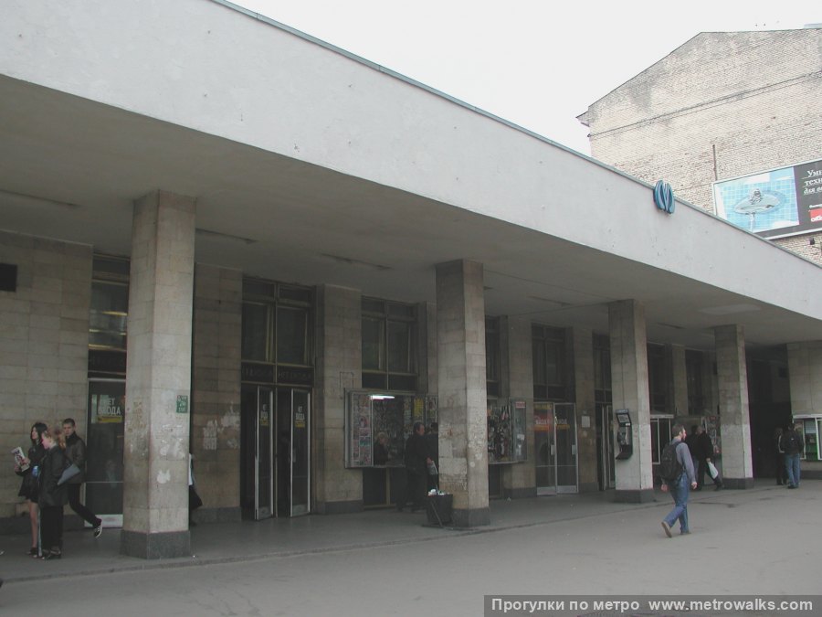 Станция Елизаровская (Невско-Василеостровская линия, Санкт-Петербург). Историческое фото фасада вестибюля до реконструкции (2002). Колонны были прямоугольными, и не было торговых помещений.