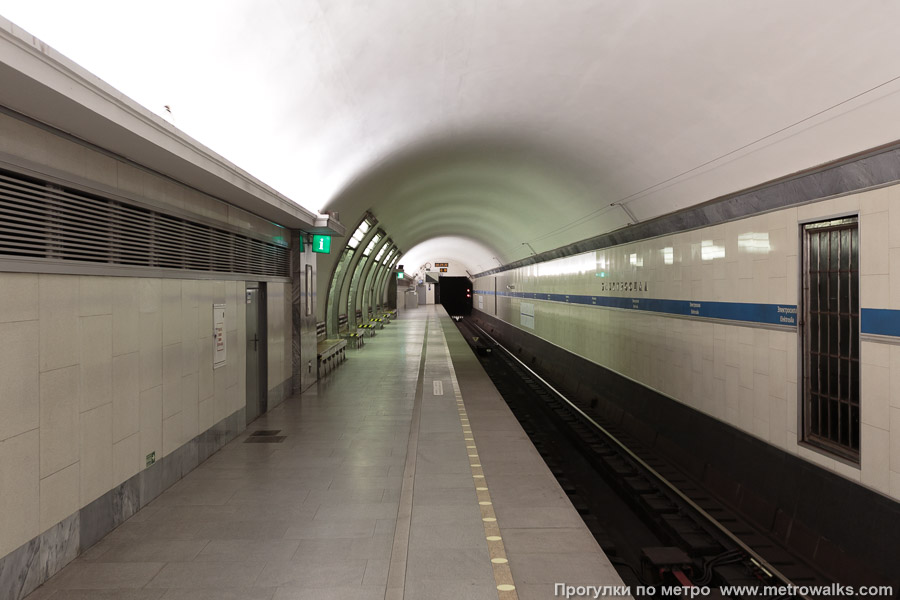 Станция Электросила (Московско-Петроградская линия, Санкт-Петербург). Боковой зал станции и посадочная платформа, общий вид.