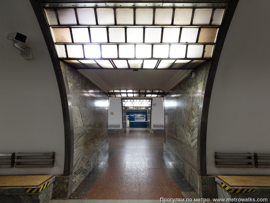 Станция Электросила (Московско-Петроградская линия, Санкт-Петербург). Сквозной вид с края платформы через два прохода между пилонами.