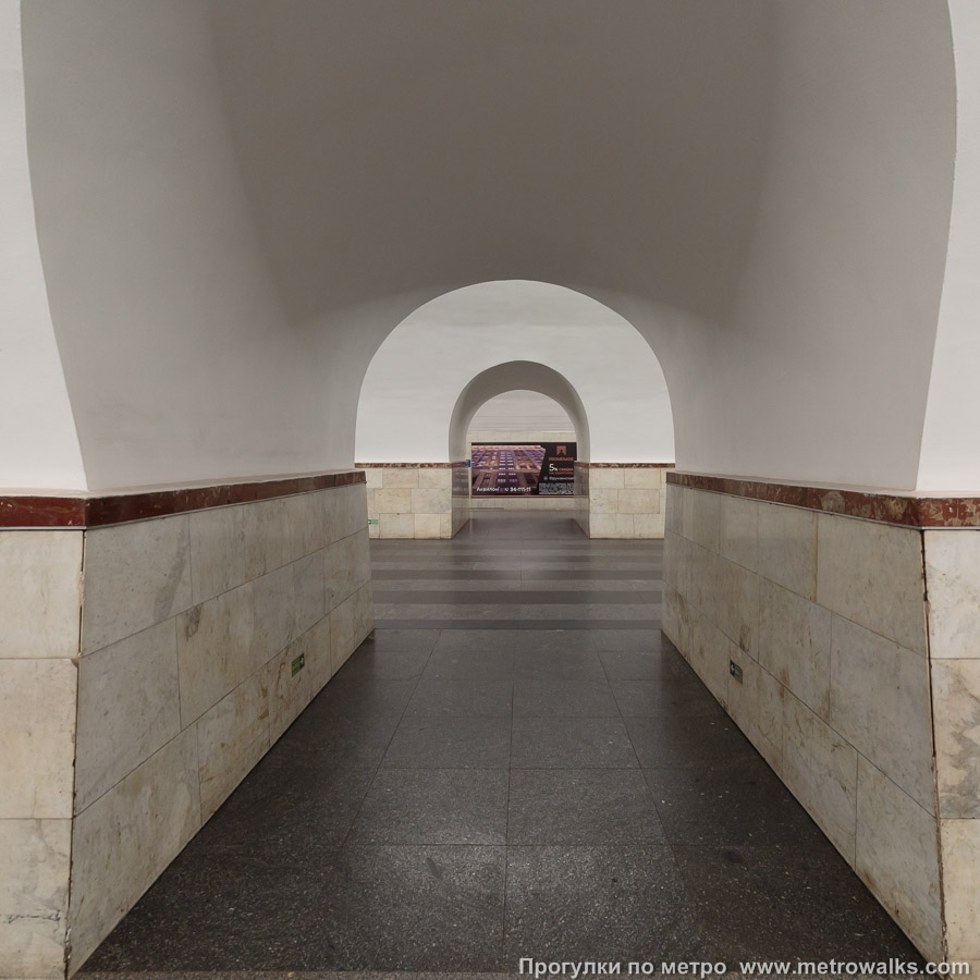Станция Фрунзенская (Московско-Петроградская линия, Санкт-Петербург). Сквозной вид с края платформы через два прохода между пилонами.