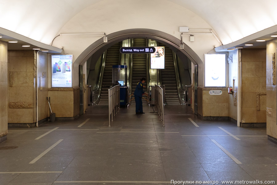 Станция Горьковская (Московско-Петроградская линия, Санкт-Петербург). Выход в город, эскалаторы начинаются прямо с уровня платформы.