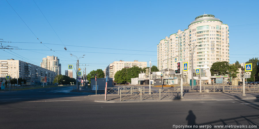 Станция Гражданский проспект (Кировско-Выборгская линия, Санкт-Петербург). Общий вид окрестностей станции. Перекрёсток Гражданского проспекта с проспектом Просвещения.