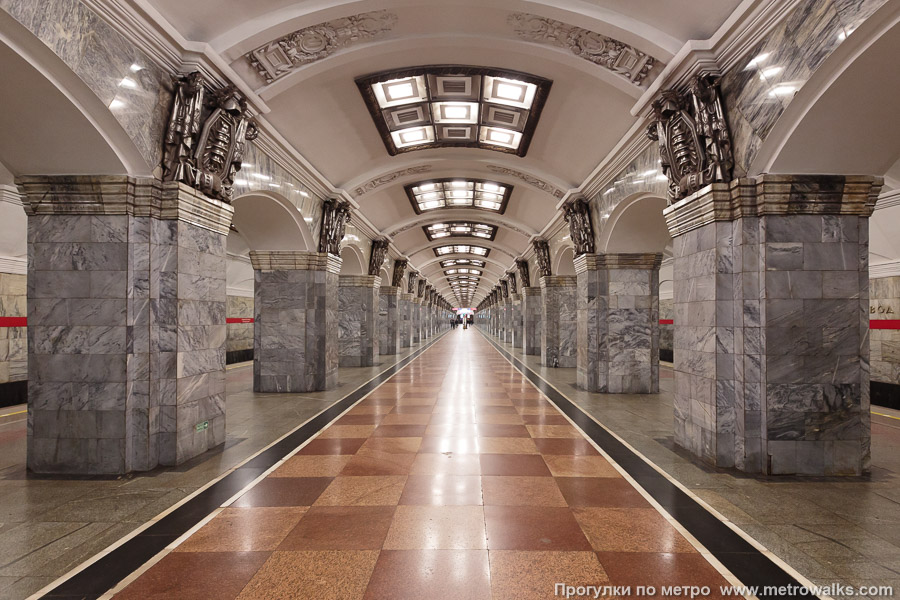 Станция Кировский завод (Кировско-Выборгская линия, Санкт-Петербург). Центральный зал станции, вид вдоль от глухого торца в сторону выхода.