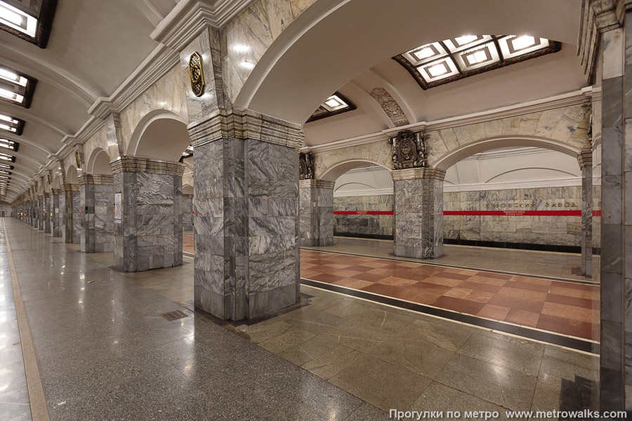 Станция Кировский завод (Кировско-Выборгская линия, Санкт-Петербург). Вид с края платформы по диагонали на противоположную сторону сквозь центральный зал.