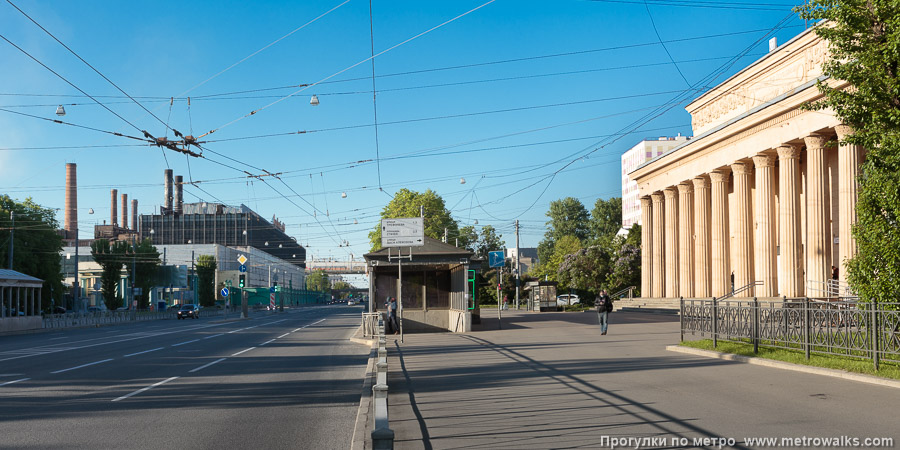 Станция Кировский завод (Кировско-Выборгская линия, Санкт-Петербург). Общий вид окрестностей станции. Слева от проспект Стачек виден Кировский завод.