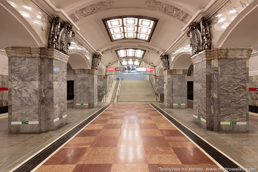 Станция Кировский завод (Кировско-Выборгская линия, Санкт-Петербург). В южном торце центрального зала, противоположном от входа — переход на станцию Путиловскую 6-й линии.