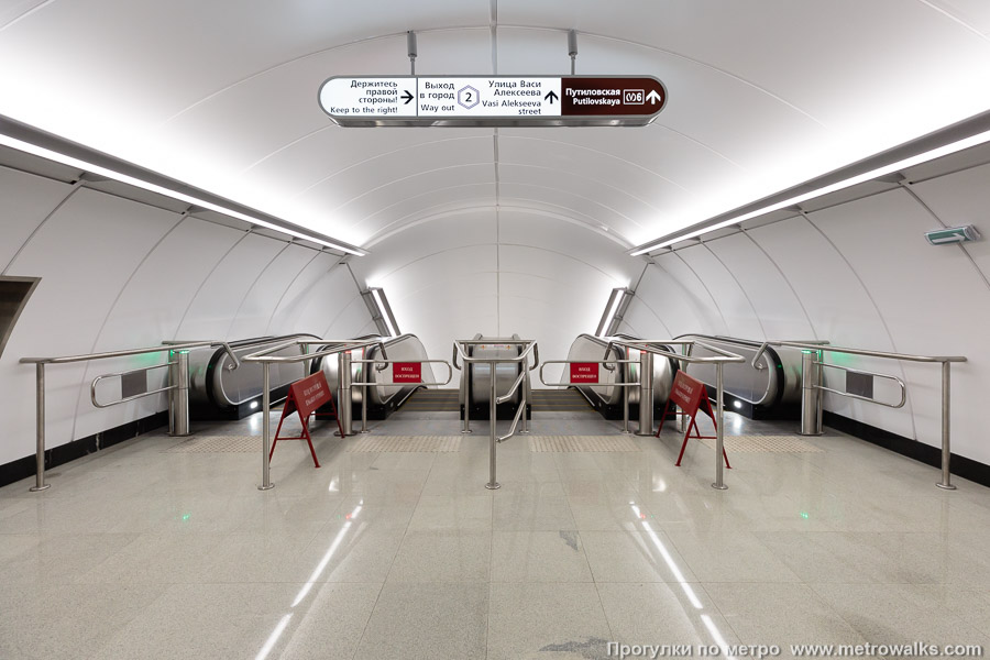 Станция Кировский завод (Кировско-Выборгская линия, Санкт-Петербург). У эскалаторов перехода между 1-й и 6-й линиями. Фото продолжения перехода — на странице станции Путиловской, которая расположена на большей глубине.