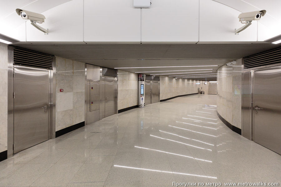 Станция Кировский завод (Кировско-Выборгская линия, Санкт-Петербург). Коридор перехода между Красносельско-Калининской и Кировско-Выборгской линиями, вид от эскалаторов обратно — в сторону станции Кировский завод.