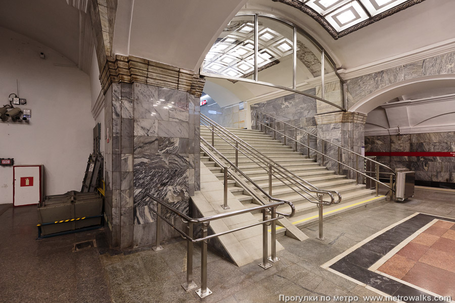 Станция Кировский завод (Кировско-Выборгская линия, Санкт-Петербург). Диагональный вид лестницы к переходу. Здесь есть пандус для колясок и сумок, тогда как на станции Красносельско-Калининской линии такого пандуса у лестницы нет.