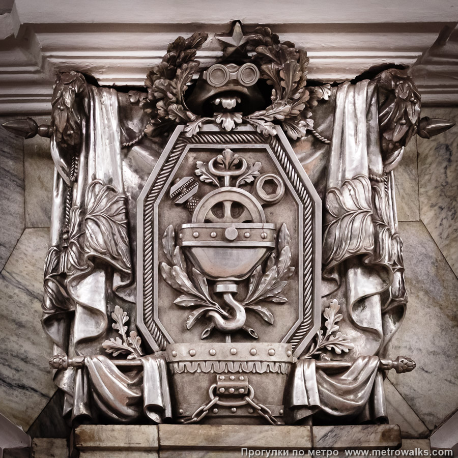 Станция Кировский завод (Кировско-Выборгская линия, Санкт-Петербург). Горельеф «Оборудование для строительной промышленности».