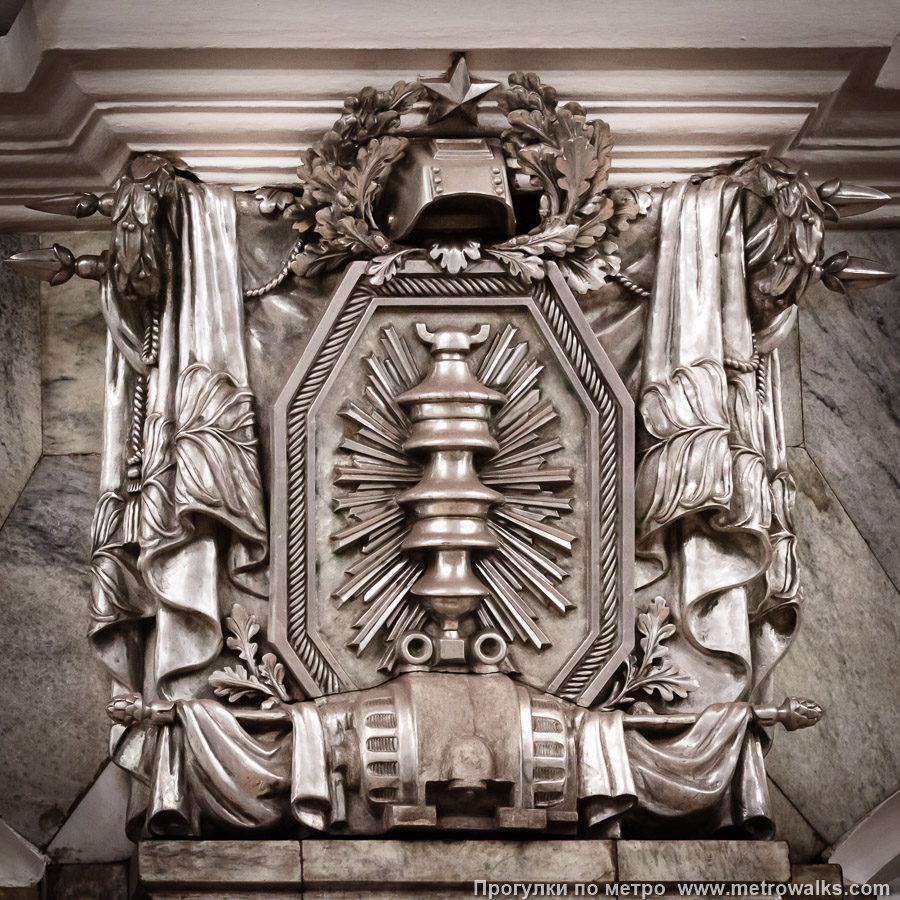 Станция Кировский завод (Кировско-Выборгская линия, Санкт-Петербург). Декоративное оформление колонн крупным планом. Горельефы символически изображают продукцию, выпускавшуюся на Кировском заводе.