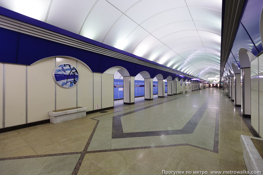 Станция Комендантский проспект (Фрунзенско-Приморская линия, Санкт-Петербург). Вид по диагонали.