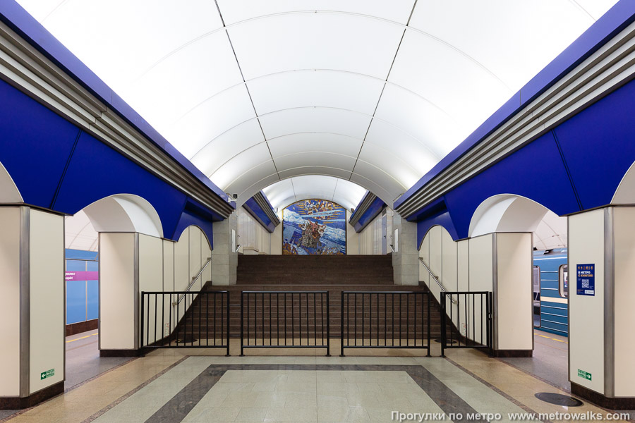 Станция Комендантский проспект (Фрунзенско-Приморская линия, Санкт-Петербург). Противоположная от входа часть станции. Здесь раньше планировался на будущее второй выход. Проход к панно был только в день открытия, с тех пор он перекрыт уже долгие десятилетия.