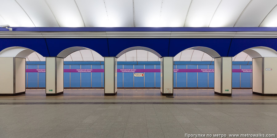 Станция Комендантский проспект (Фрунзенско-Приморская линия, Санкт-Петербург). Поперечный вид, проходы между колоннами из центрального зала на платформу.