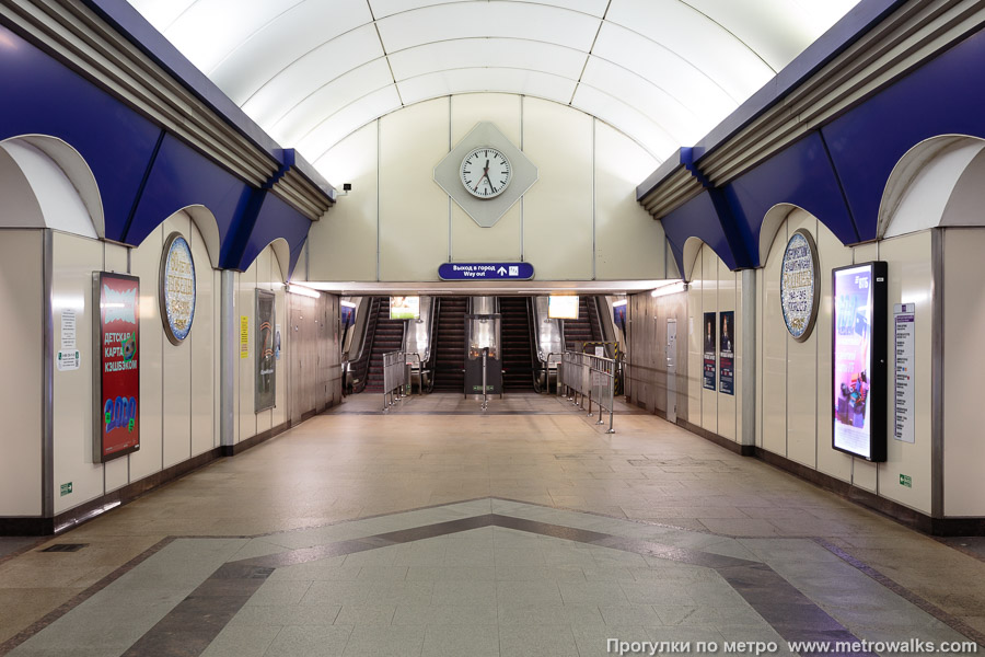 Станция Комендантский проспект (Фрунзенско-Приморская линия, Санкт-Петербург). Часть станции около выхода в город.