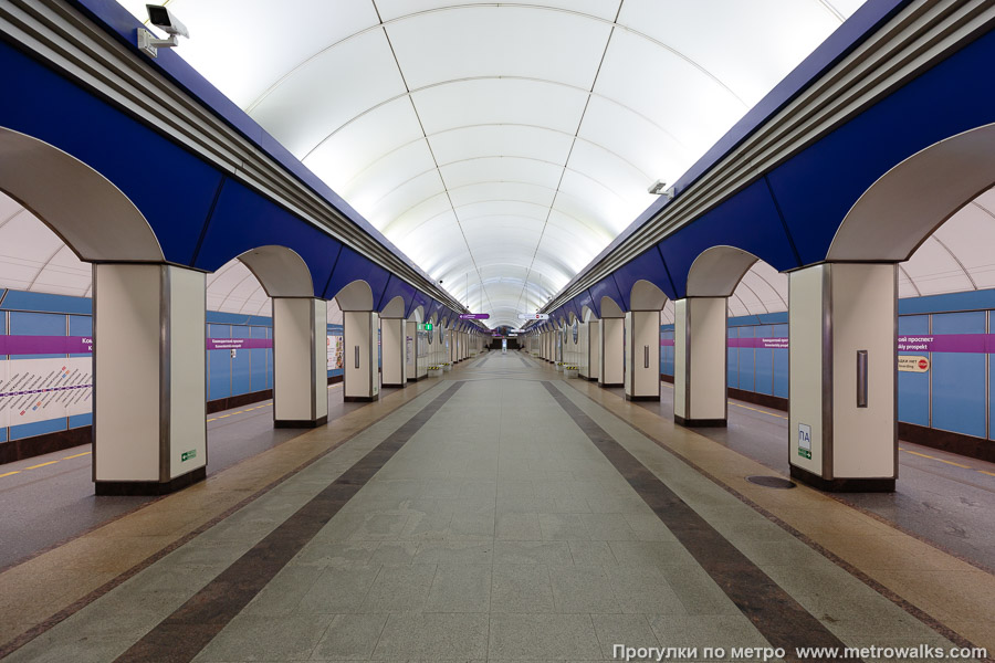 Станция Комендантский проспект (Фрунзенско-Приморская линия, Санкт-Петербург). Центральный зал станции, вид вдоль от входа в сторону глухого торца. Широкоугольный ракурс с проходами между колоннами