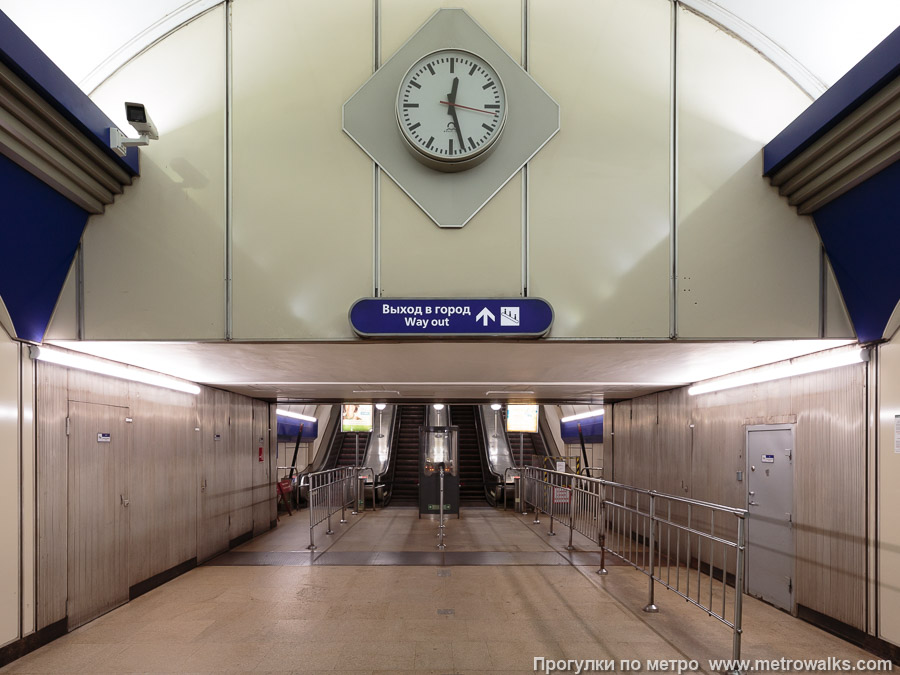 Станция Комендантский проспект (Фрунзенско-Приморская линия, Санкт-Петербург). Выход в город, эскалаторы начинаются прямо с уровня платформы.