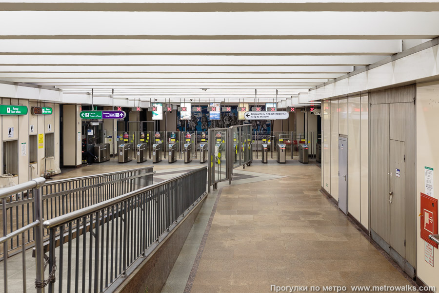 Станция Комендантский проспект (Фрунзенско-Приморская линия, Санкт-Петербург). Внутри вестибюля станции, общий вид.