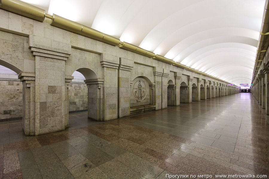 Станция Крестовский остров (Фрунзенско-Приморская линия, Санкт-Петербург). Вид по диагонали.