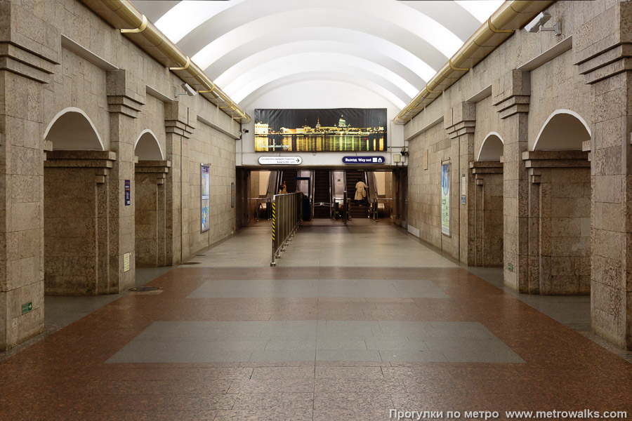 Станция Крестовский остров (Фрунзенско-Приморская линия, Санкт-Петербург). Часть станции около выхода в город.