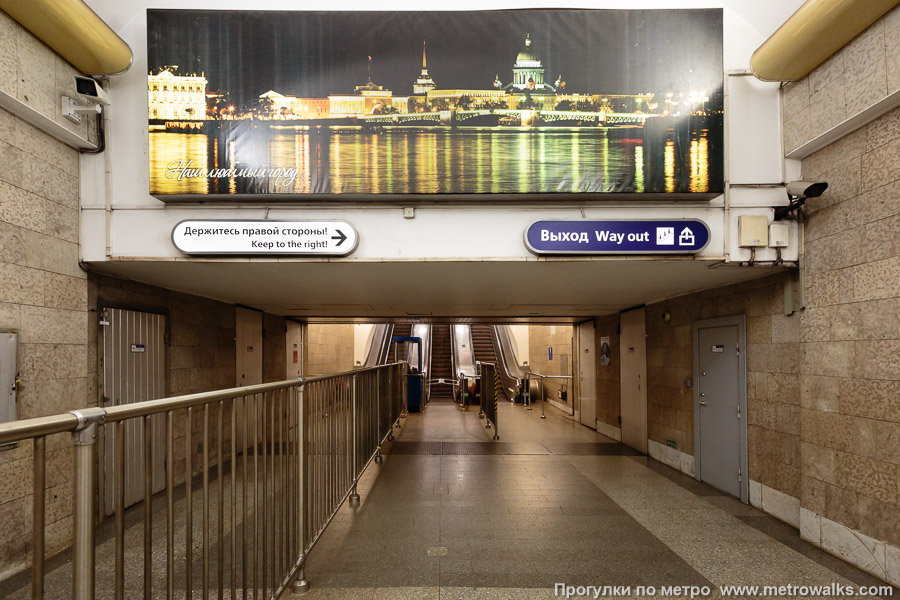 Станция Крестовский остров (Фрунзенско-Приморская линия, Санкт-Петербург). Выход в город, эскалаторы начинаются прямо с уровня платформы.