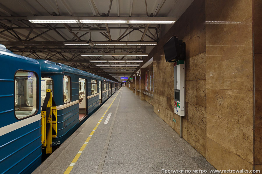 Станция Купчино (Московско-Петроградская линия, Санкт-Петербург). Продольный вид вдоль края платформы. Для разнообразия — с поездом.