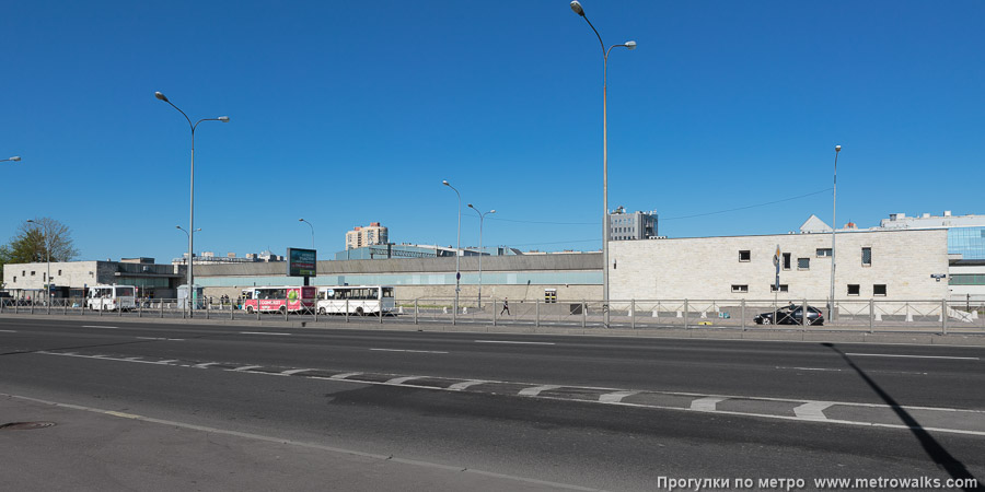 Станция Купчино (Московско-Петроградская линия, Санкт-Петербург). Вид станции снаружи.