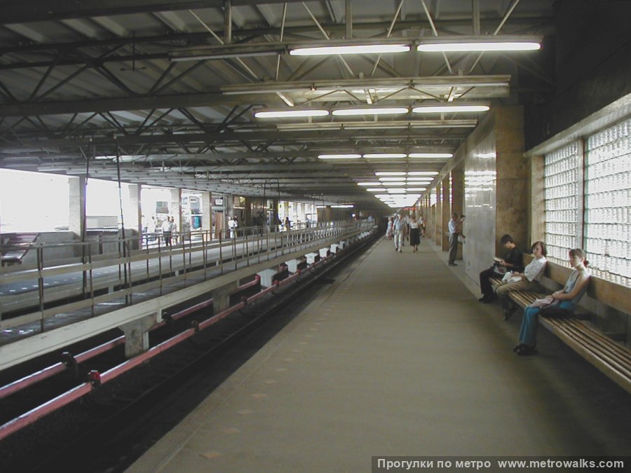 Станция Купчино (Московско-Петроградская линия, Санкт-Петербург). Продольный вид вдоль края платформы. Историческое фото 2001 года, когда станция была с остеклением.