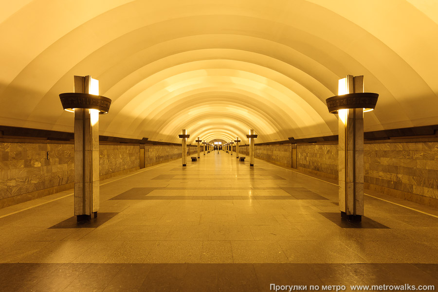 Станция Ладожская (Правобережная линия, Санкт-Петербург). Общий вид по оси станции от глухого торца в сторону выхода.