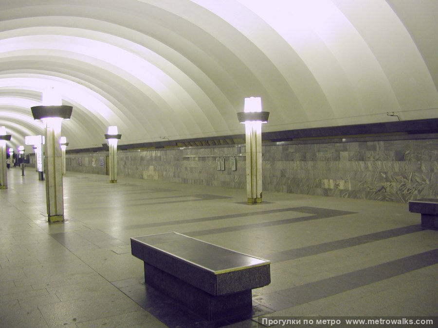 Станция Ладожская (Правобережная линия, Санкт-Петербург). Вид по диагонали. Историческое фото (2002) с условно белым освещением.