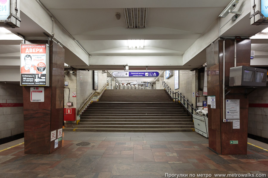 Станция Ленинский проспект (Кировско-Выборгская линия, Санкт-Петербург). Выход в город осуществляется по лестнице. Северный выход считается основным.