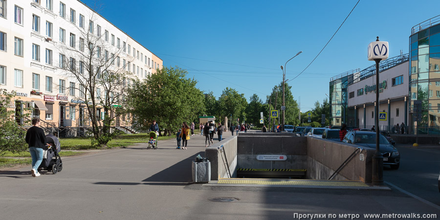 Станция Ленинский проспект (Кировско-Выборгская линия, Санкт-Петербург). Общий вид окрестностей станции. Бульвар Новаторов (южный вход).