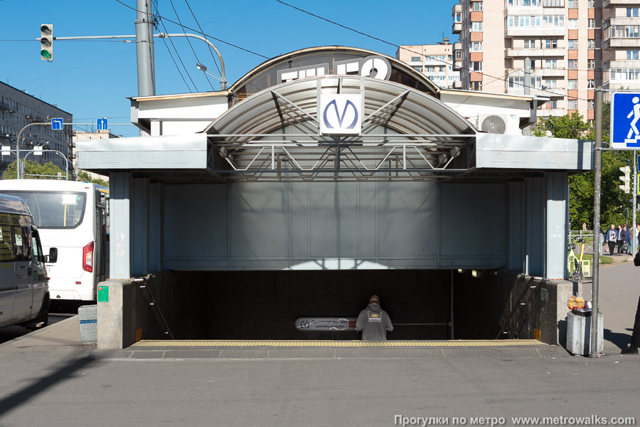 Станция Ленинский проспект (Кировско-Выборгская линия, Санкт-Петербург). Вход на станцию осуществляется через подземный переход. Один из спусков с Ленинского проспекта.