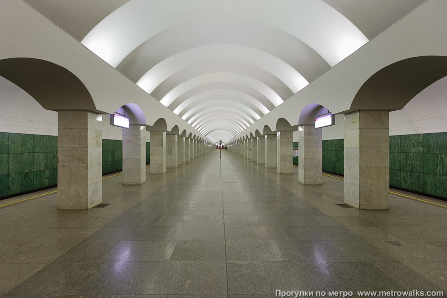 Станция Лесная (Кировско-Выборгская линия, Санкт-Петербург). Центральный зал станции, вид вдоль от глухого торца в сторону выхода.