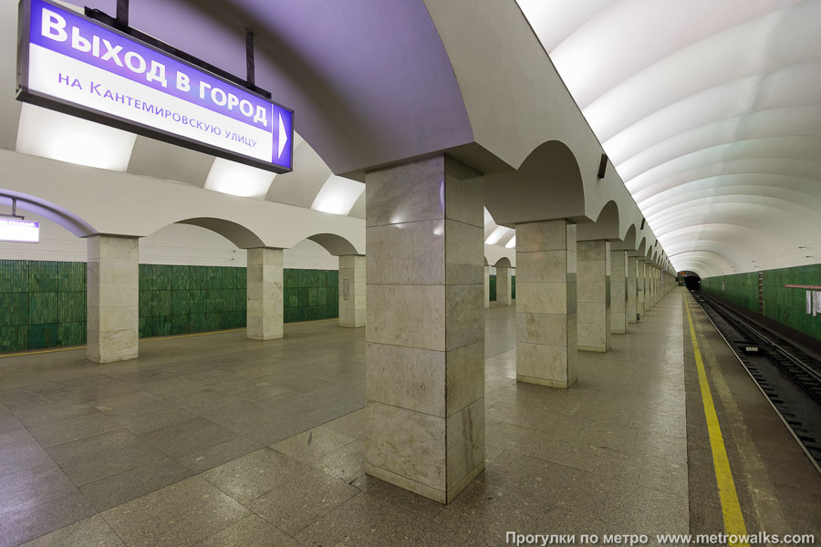 Станция Лесная (Кировско-Выборгская линия, Санкт-Петербург). Вид с края платформы по диагонали на противоположную сторону сквозь центральный зал.