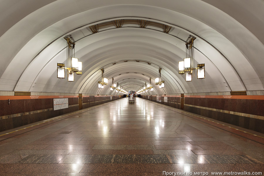 Станция Лиговский проспект (Правобережная линия, Санкт-Петербург). Общий вид по оси станции от глухого торца в сторону выхода.