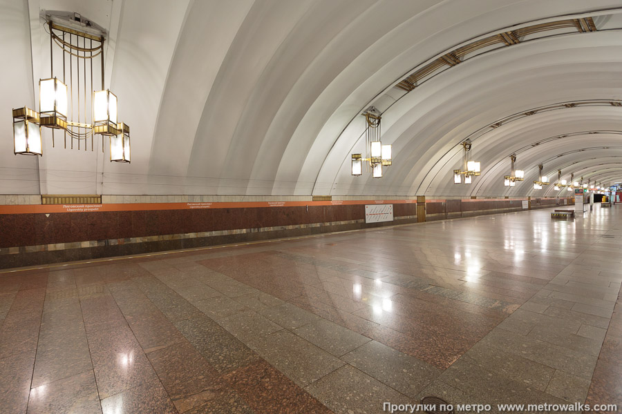 Станция Лиговский проспект (Правобережная линия, Санкт-Петербург). Вид по диагонали.